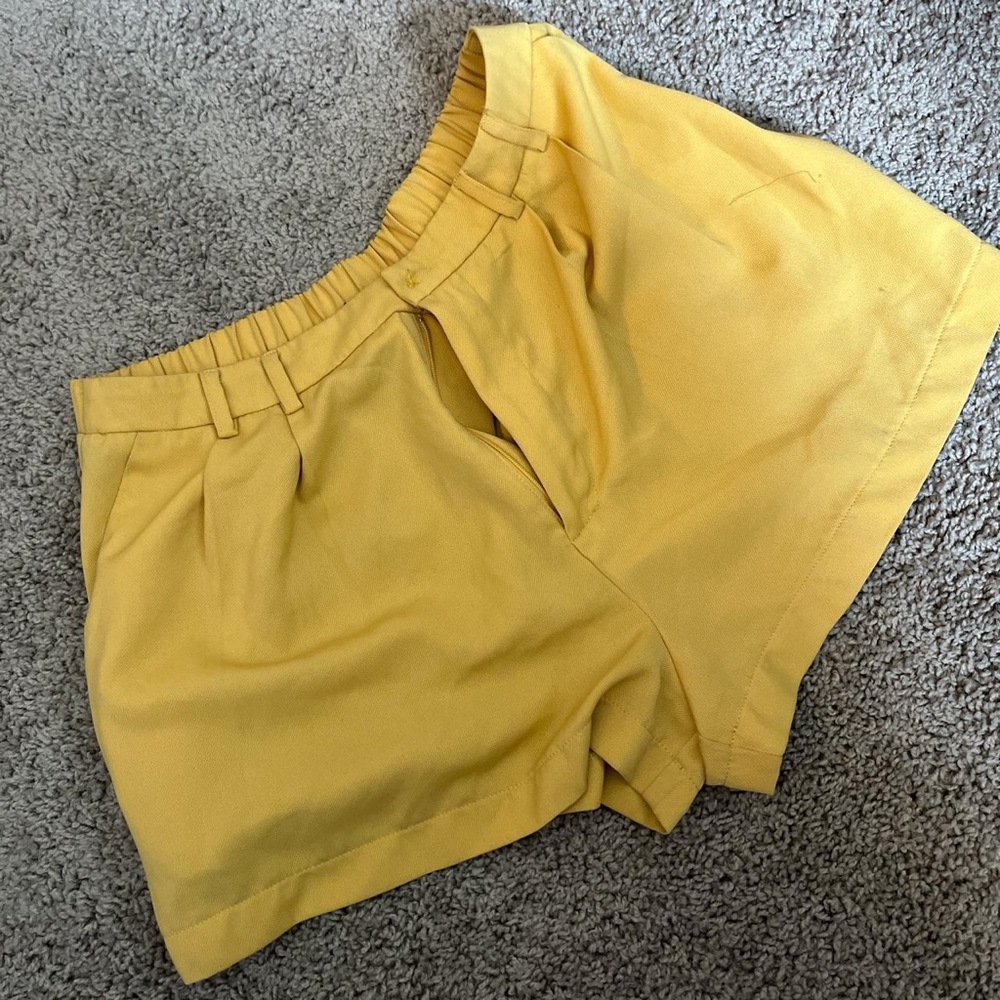 SHORTS - Picture 3 of 3